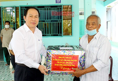Phó Chủ tịch - Tổng Thư ký Lê Tiến Châu tặng quà cho gia đình chính sách, hộ nghèo