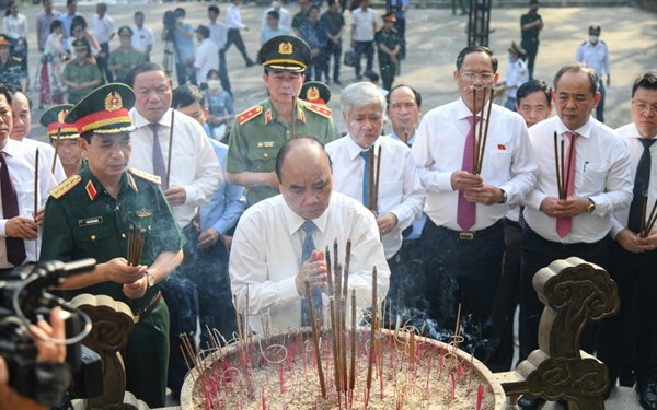 Chủ tịch nước Nguyễn Xuân Phúc dâng hương ở Nghĩa trang Liệt sĩ quốc gia Đường 9 và Trường Sơn