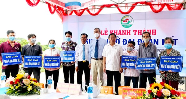 50 căn nhà đại đoàn kết cho hộ nghèo thị trấn An Phú, tỉnh An Giang