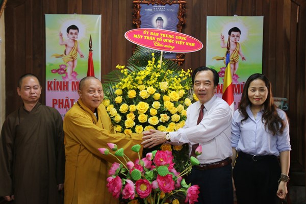Phó Chủ tịch Ngô Sách Thực đến thăm, chúc mừng chùa Liên Phái nhân Đại lễ Phật đản năm 2022