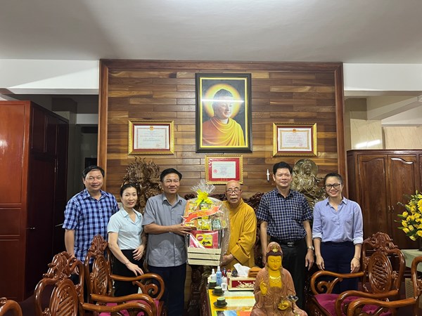 Chủ tịch Ủy ban MTTQ Việt Nam tỉnh Quảng Trị thăm, chúc mừng tăng ni, phật tử nhân Đại lễ Phật đản