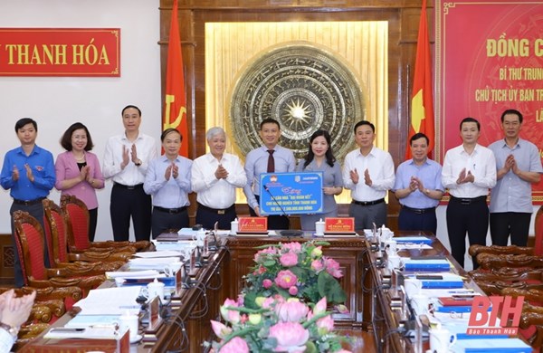 Chủ tịch Đỗ Văn Chiến kiểm tra công tác giám sát, phản biện xã hội của MTTQ và các đoàn thể chính trị - xã hội tỉnh Thanh Hóa