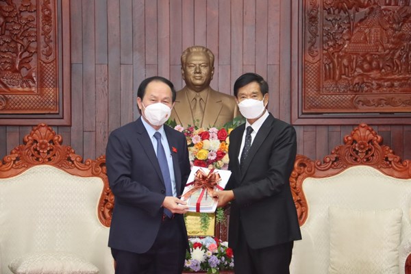 Phó Chủ tịch - Tổng Thư ký Lê Tiến Châu chào xã giao Chủ tịch UBTƯ Mặt trận Lào xây dựng đất nước 