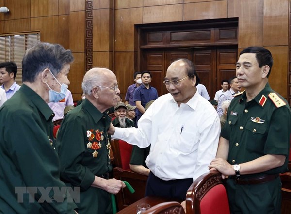 Chủ tịch nước Nguyễn Xuân Phúc tặng quà cựu chiến sĩ Điện Biên