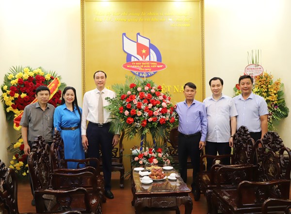Phó Chủ tịch Phùng Khánh Tài thăm, chúc mừng các cơ quan báo chí