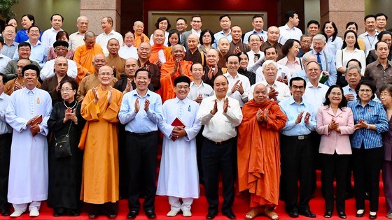 Chủ tịch nước Nguyễn Xuân Phúc lắng nghe ý kiến Ủy viên Ủy ban MTTQ Việt Nam TPHCM, các vị nhân sĩ, trí thức, chức sắc các tôn giáo