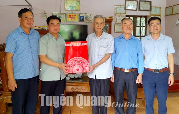 MTTQ tỉnh Tuyên Quang tặng quà gia đình chính sách và trao hỗ trợ làm nhà ở