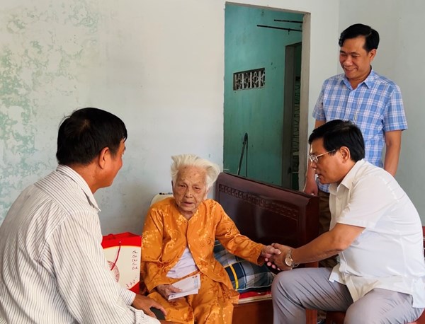 MTTQ tỉnh Thừa Thiên Huế thăm, tặng quà các Mẹ Việt Nam anh hùng