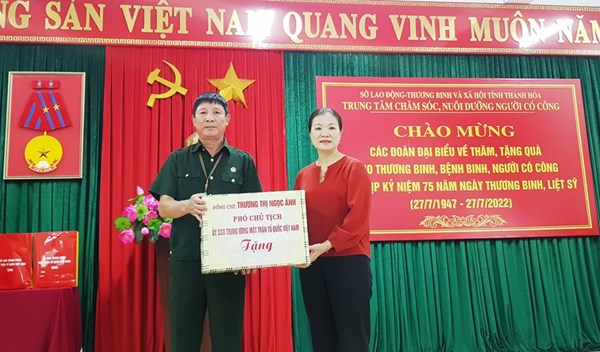 Phó Chủ tịch Trương Thị Ngọc Ánh thăm, tặng quà Trung tâm Chăm sóc, nuôi dưỡng người có công Thanh Hóa
