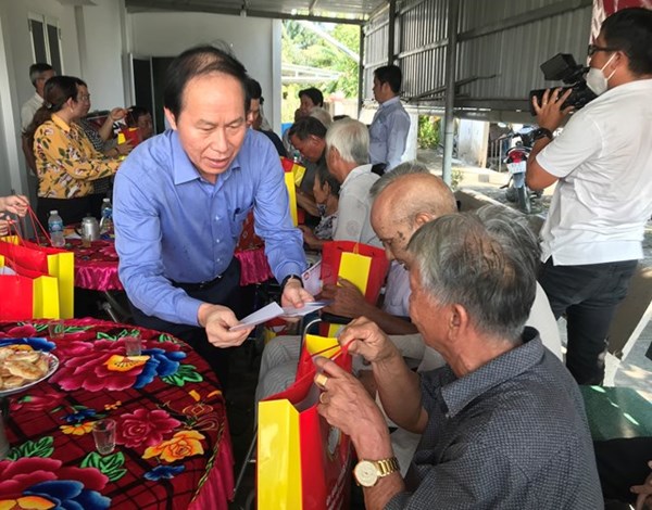 Phó Chủ tịch - Tổng Thư ký Lê Tiến Châu thăm, tặng quà người có công tại Long An 