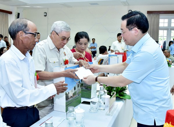 Chủ tịch Quốc hội Vương Đình Huệ gặp mặt người có công, thân nhân liệt sỹ tiêu biểu tỉnh Quảng Nam