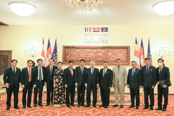 Chủ tịch Đỗ Văn Chiến chào xã giao Chủ tịch Thượng viện Vương quốc Campuchia Samdech Say Chhum và Phó Thủ tướng Men Sam An