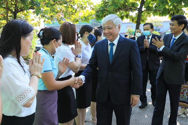 Chủ tịch Đỗ Văn Chiến thăm, tặng quà Trường song ngữ Lào - Việt Nam Nguyễn Du
