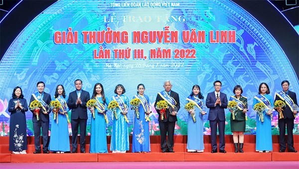Trao tặng Giải thưởng Nguyễn Văn Linh cho 10 cán bộ công đoàn tiêu biểu