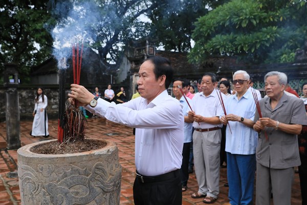 Phó Chủ tịch – Tổng Thư ký Lê Tiến Châu cùng đoàn đại biểu dâng hương tại Đền thờ vua Đinh, vua Lê