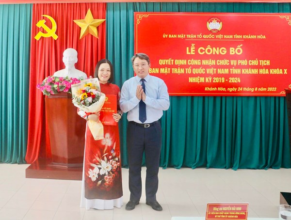 Trao quyết định Phó chủ tịch Thường trực Mặt trận tỉnh Khánh Hòa cho bà Trần Thu Mai