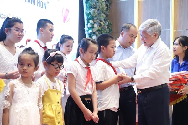 Chủ tịch Đỗ Văn Chiến dự Diễn đàn “Trẻ em khiếm thị Việt Nam” lần thứ nhất