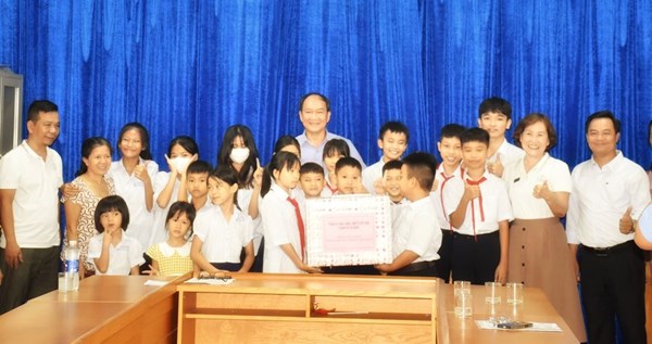 Đà Nẵng: Phó Chủ tịch Dương Đình Liễu trao quà trung thu cho các cháu thiếu nhi Trung tâm từ thiện thành phố