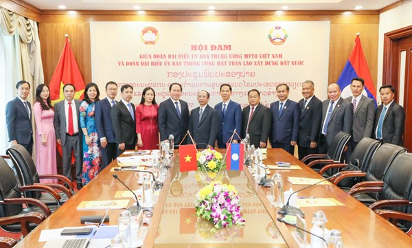 Phó Chủ tịch – Tổng Thư ký Lê Tiến Châu hội đàm với Đoàn đại biểu cấp cao Ủy ban Trung ương Mặt trận Lào xây dựng đất nước