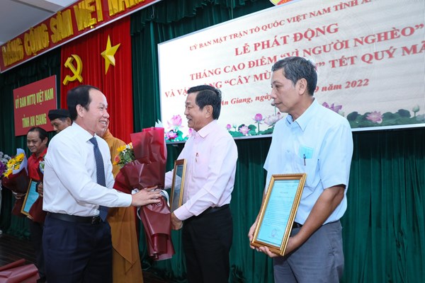 Phó Chủ tịch – Tổng Thư ký Lê Tiến Châu dự Lễ phát động Tháng cao điểm “Vì người nghèo” của tỉnh An Giang