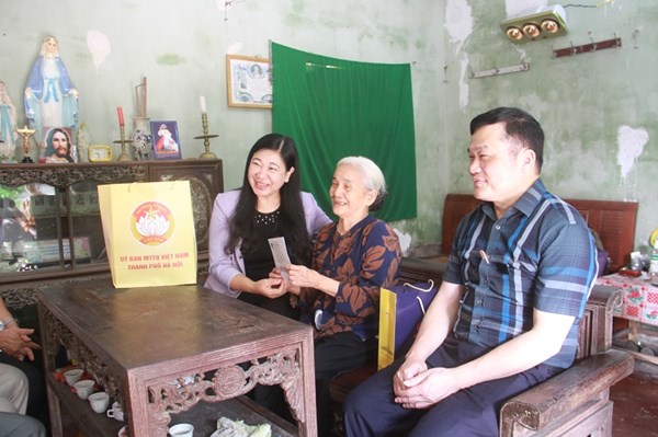 Chủ tịch Ủy ban MTTQ Việt Nam thành phố Hà Nội Nguyễn Lan Hương tặng quà người cao tuổi