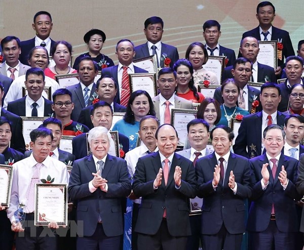 Chủ tịch nước Nguyễn Xuân Phúc dự lễ tôn vinh 100 Nông dân Việt Nam xuất sắc năm 2022