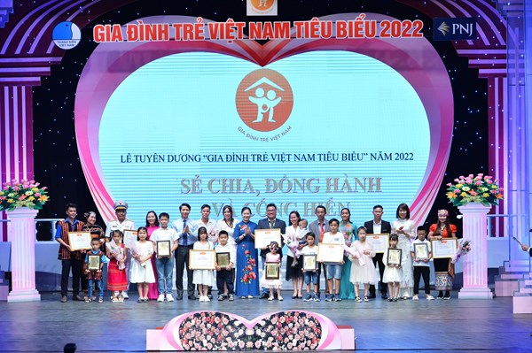 Phó Chủ tịch Trương Thị Ngọc Ánh dự Lễ tuyên dương 21 gia đình trẻ Việt Nam tiêu biểu năm 2022
