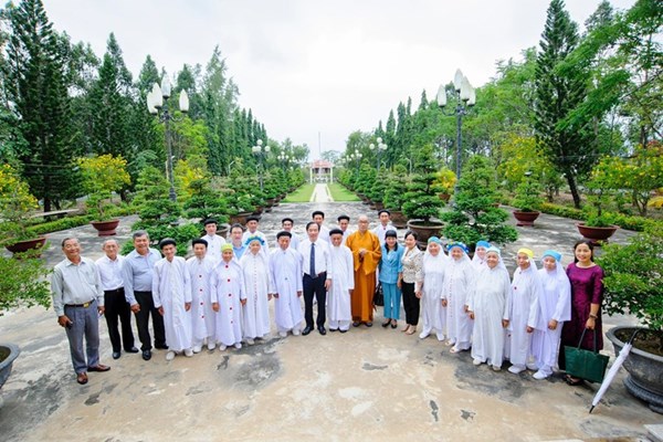 Phó Chủ tịch Ngô Sách Thực chúc mừng Đại lễ khai đạo Cao Đài ở Tiền Giang