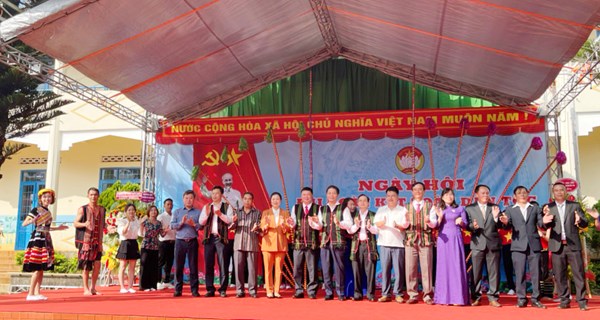Trưởng Ban Kinh tế Trung ương Trần Tuấn Anh dự Ngày hội Đoàn kết toàn dân tộc tại Thuận An