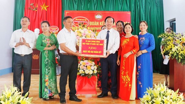 Phó Chủ tịch Ngô Sách Thực dự Ngày hội Đại đoàn kết tại huyện Yên Thế 