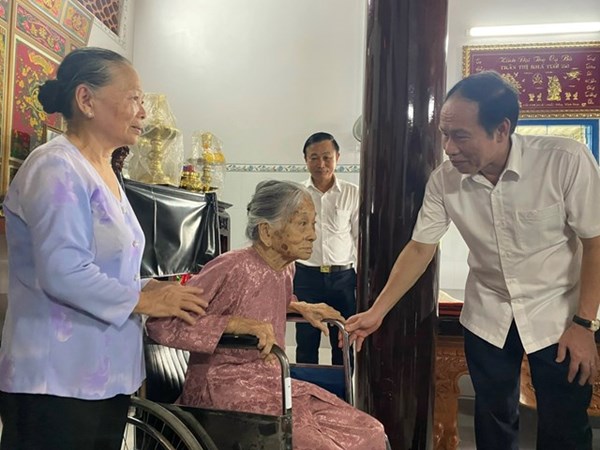 Phó Chủ tịch - Tổng Thư ký Lê Tiến Châu thăm Mẹ Việt Nam Anh hùng Trần Thị Khá 101 tuổi
