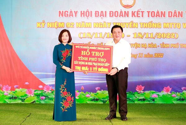 Đồng chí Nguyễn Xuân Thắng dự Ngày hội đại đoàn kết tại huyện Hạ Hòa, tỉnh Phú Thọ