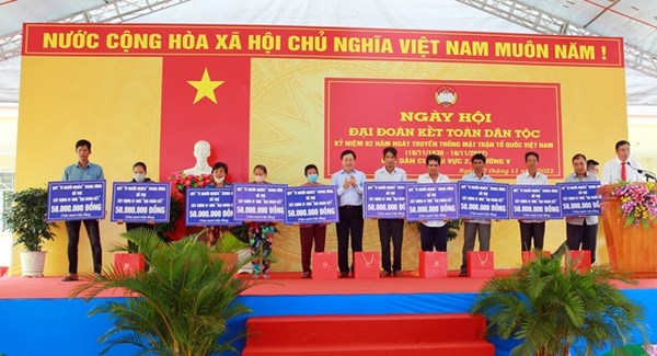 Phó Thủ tướng Thường trực Chính phủ Phạm Bình Minh dự Ngày hội Đại đoàn kết dân tộc tại Hậu Giang