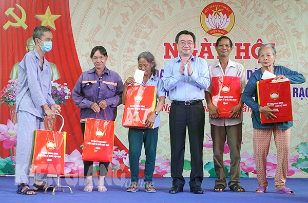 Bộ trưởng Bộ Xây dựng Nguyễn Thanh Nghị về Kiên Giang chung vui ngày hội đại đoàn kết toàn dân tộc