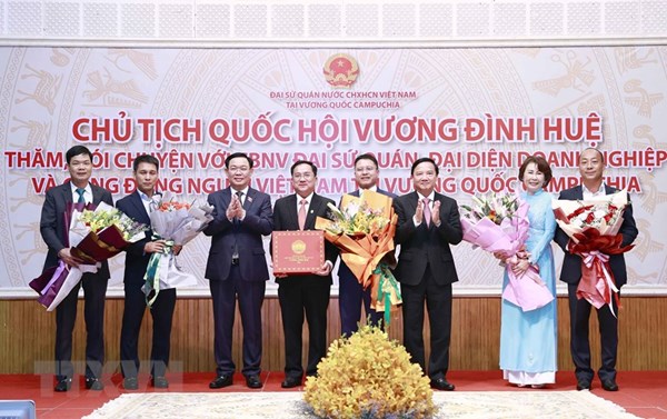 Chủ tịch Quốc hội Vương Đình Huệ gặp gỡ cộng đồng người Việt tại Campuchia