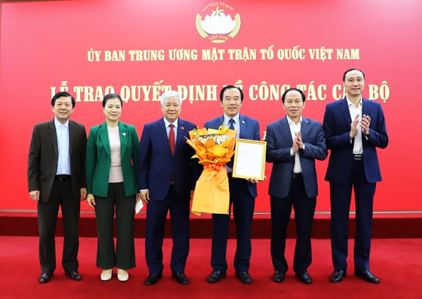 Ban Thường trực UBTƯ MTTQ Việt Nam trao quyết định nghỉ hưu cho ông Ngô Sách Thực