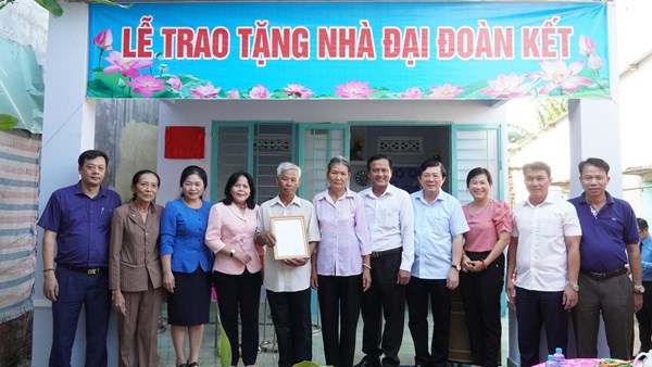 Phó Chủ tịch UBTƯ MTTQ Việt Nam Nguyễn Hữu Dũng trao nhà Đại đoàn kết cho hộ nghèo tại Bình Dương