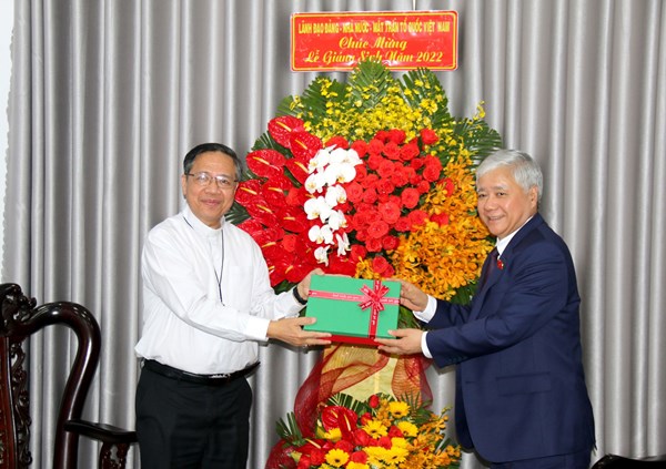 Chủ tịch Ủy ban Trung ương MTTQ Việt Nam Đỗ Văn Chiến thăm, chúc mừng giáng sinh tại Bình Thuận