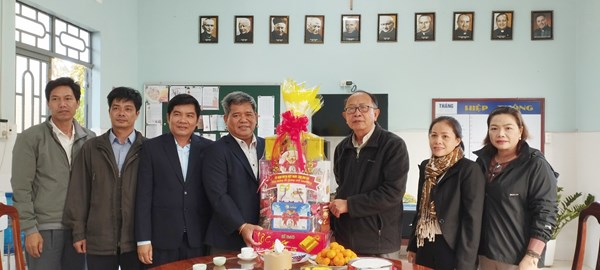 Chủ tịch Uỷ ban MTTQ Việt Nam tỉnh Gia Lai thăm, chúc mừng Giáng sinh 2022