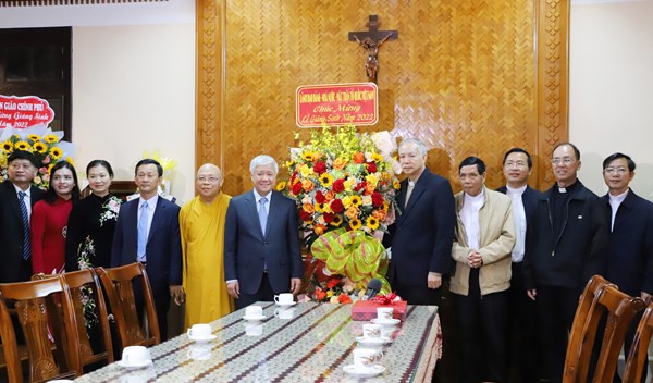 Chủ tịch Đỗ Văn Chiến thăm, chúc mừng Tòa Giám mục Giáo phận Kon Tum