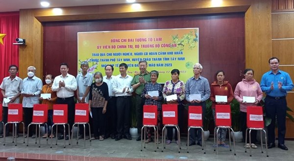 Lãnh đạo Bộ Công an và Mặt trận Tổ quốc Việt Nam trao quà Tết tại Tây Ninh 