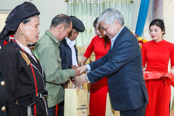 Chủ tịch Đỗ Văn Chiến thăm, tặng quà Tết cho người nghèo trên địa bàn tỉnh Vĩnh Phúc