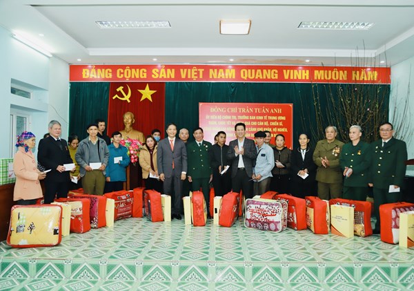 Trưởng Ban Kinh tế Trung ương Trần Tuấn Anh thăm và tặng quà người nghèo tại Hà Giang
