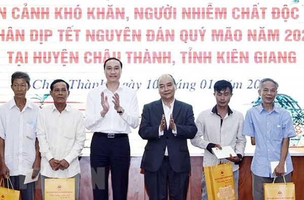 Chủ tịch nước Nguyễn Xuân Phúc trao quà Tết tặng gia đình chính sách, người nghèo tại Kiên Giang