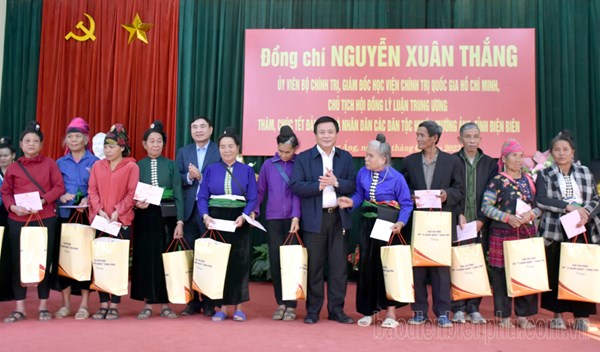 Đồng chí Nguyễn Xuân Thắng thăm, tặng quà người nghèo tại tỉnh Điện Biên