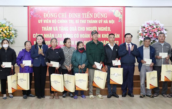 Bí thư Thành ủy Hà Nội Đinh Tiến Dũng thăm, tặng quà Tết cho người nghèo tại Ninh Bình 
