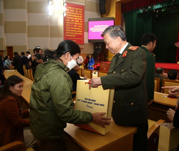 Bộ trưởng Bộ Công an Tô Lâm chúc Tết và trao quà tặng người lao động, người có công tại Hưng Yên