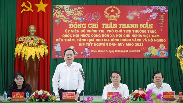 Phó Chủ tịch Thường trực Quốc hội Trần Thanh Mẫn trao tặng quà Tết tại tỉnh Hậu Giang và thành phố Cần Thơ