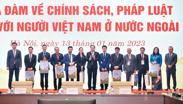Phó Chủ tịch Thường trực Quốc hội Trần Thanh Mẫn dự tọa đàm chính sách, pháp luật đối với người Việt Nam ở nước ngoài