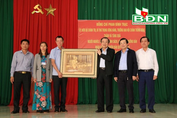 Trưởng Ban Nội chính Trung ương Phan Đình Trạc thăm và tặng quà Tết cho người nghèo tại Đắk Nông